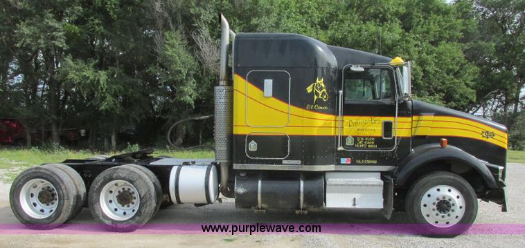image for item J7829 1999 Kenworth T800B semi truck