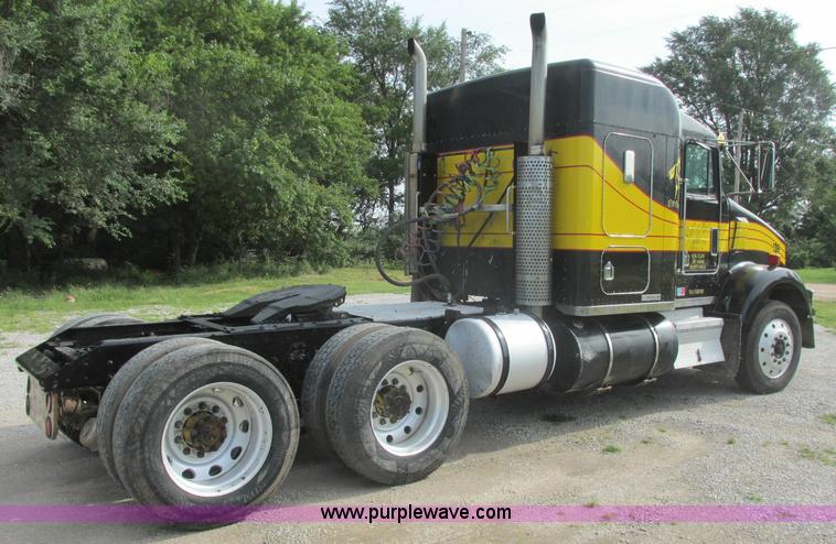 image for item J7829 1999 Kenworth T800B semi truck