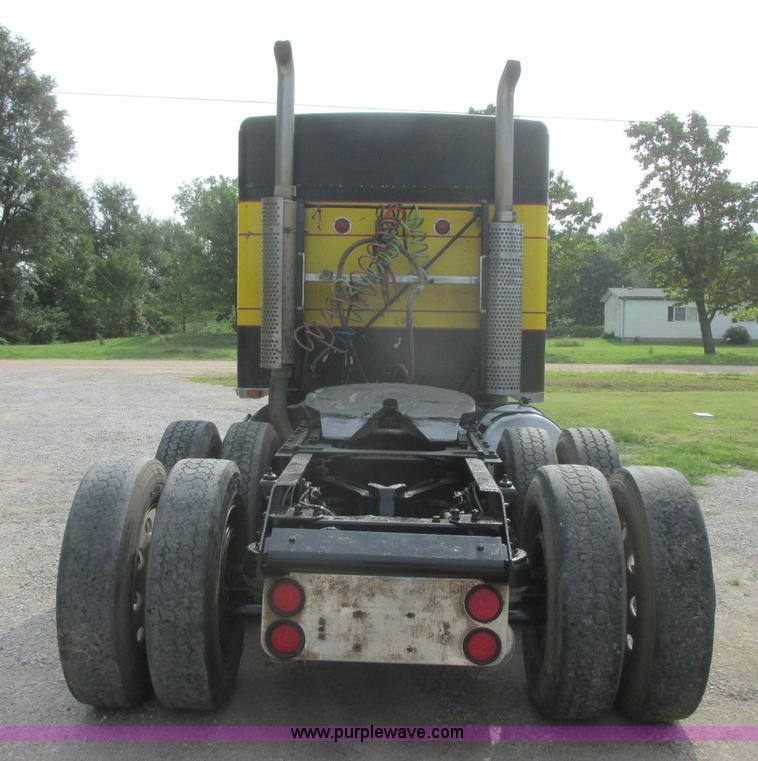 image for item J7829 1999 Kenworth T800B semi truck