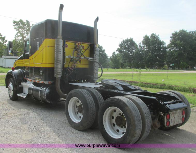 image for item J7829 1999 Kenworth T800B semi truck