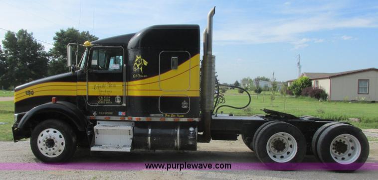 image for item J7829 1999 Kenworth T800B semi truck