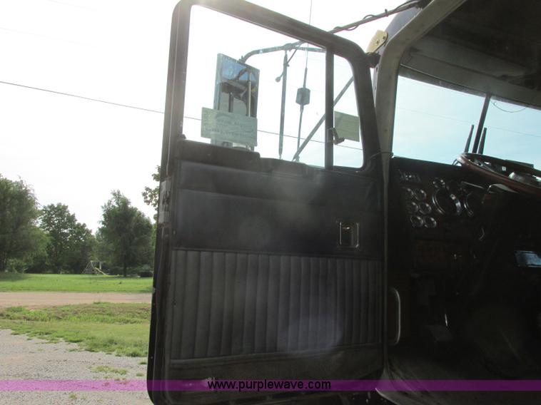 image for item J7829 1999 Kenworth T800B semi truck