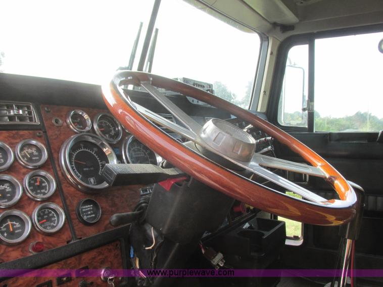 image for item J7829 1999 Kenworth T800B semi truck