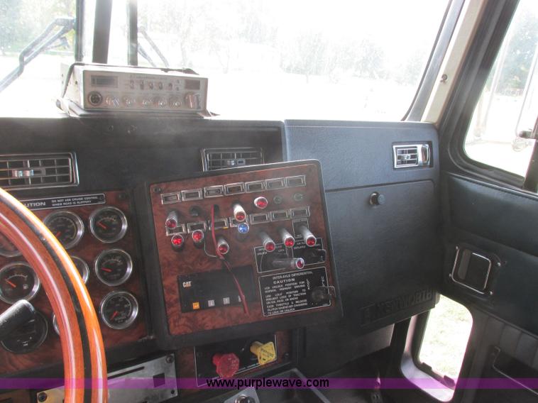 image for item J7829 1999 Kenworth T800B semi truck