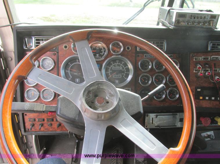 image for item J7829 1999 Kenworth T800B semi truck