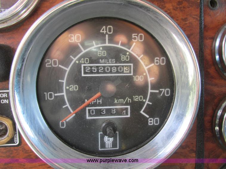 image for item J7829 1999 Kenworth T800B semi truck