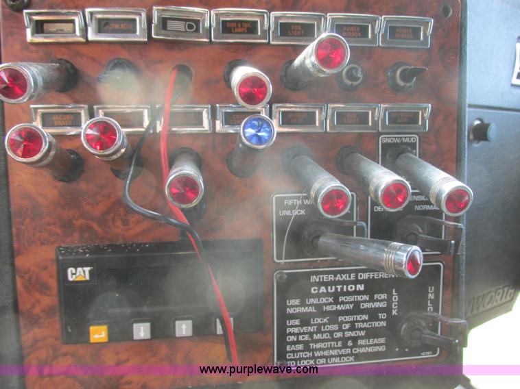 image for item J7829 1999 Kenworth T800B semi truck