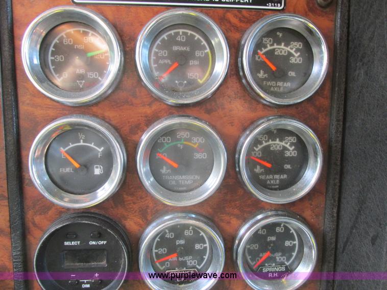 image for item J7829 1999 Kenworth T800B semi truck