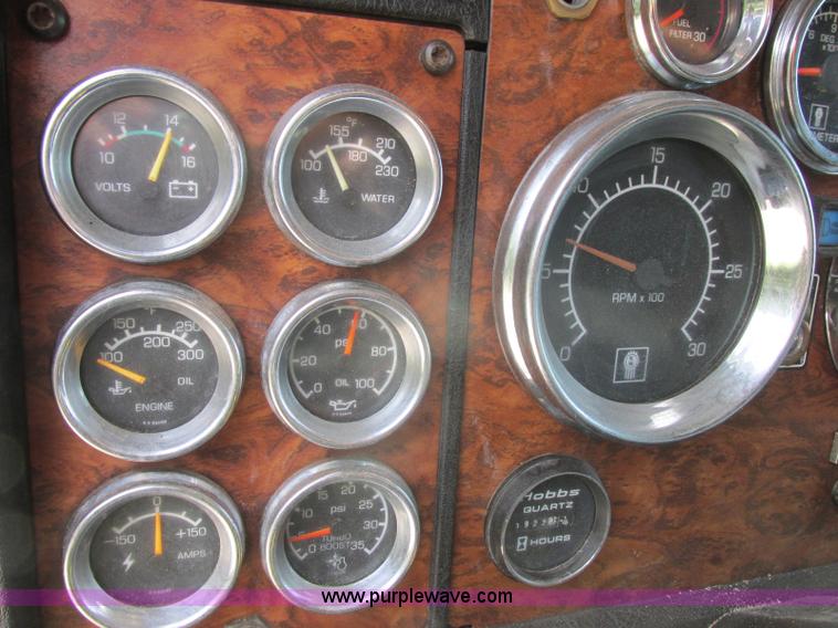 image for item J7829 1999 Kenworth T800B semi truck