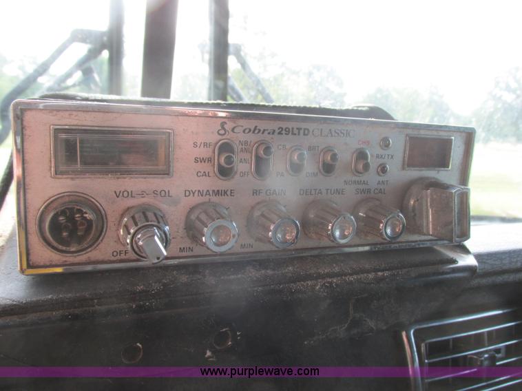 image for item J7829 1999 Kenworth T800B semi truck