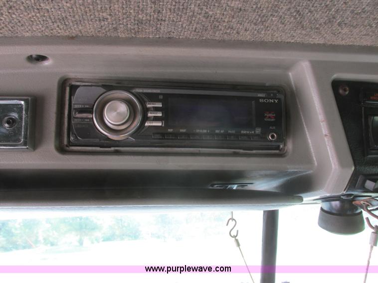 image for item J7829 1999 Kenworth T800B semi truck