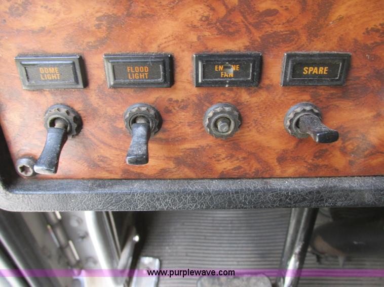 image for item J7829 1999 Kenworth T800B semi truck