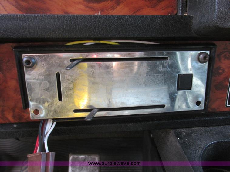 image for item J7829 1999 Kenworth T800B semi truck