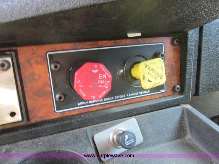 image for item J7829 1999 Kenworth T800B semi truck