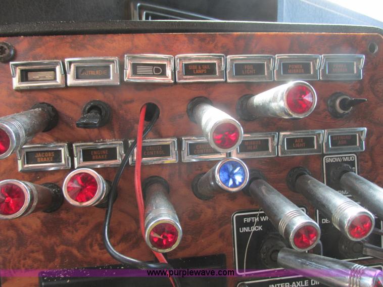 image for item J7829 1999 Kenworth T800B semi truck