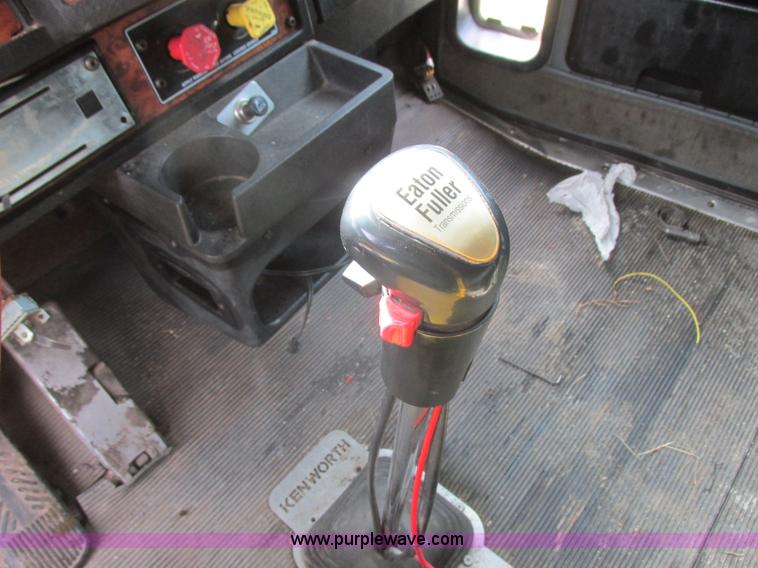 image for item J7829 1999 Kenworth T800B semi truck