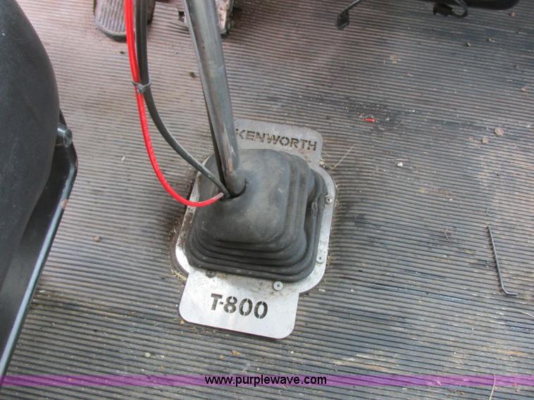 image for item J7829 1999 Kenworth T800B semi truck