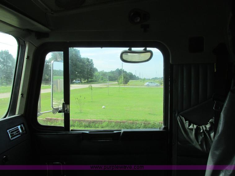 image for item J7829 1999 Kenworth T800B semi truck