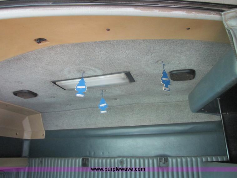 image for item J7829 1999 Kenworth T800B semi truck