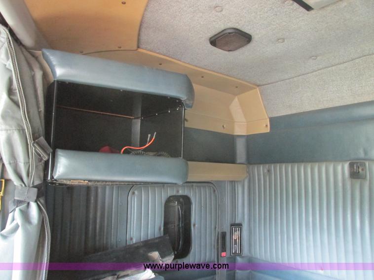 image for item J7829 1999 Kenworth T800B semi truck