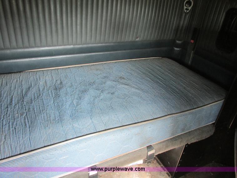 image for item J7829 1999 Kenworth T800B semi truck