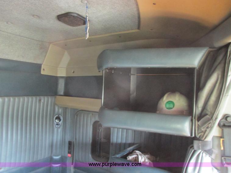 image for item J7829 1999 Kenworth T800B semi truck