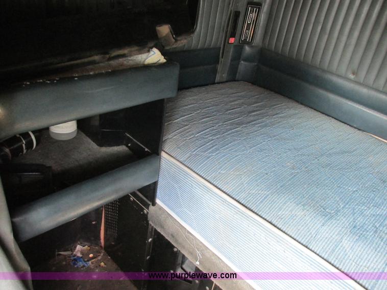 image for item J7829 1999 Kenworth T800B semi truck