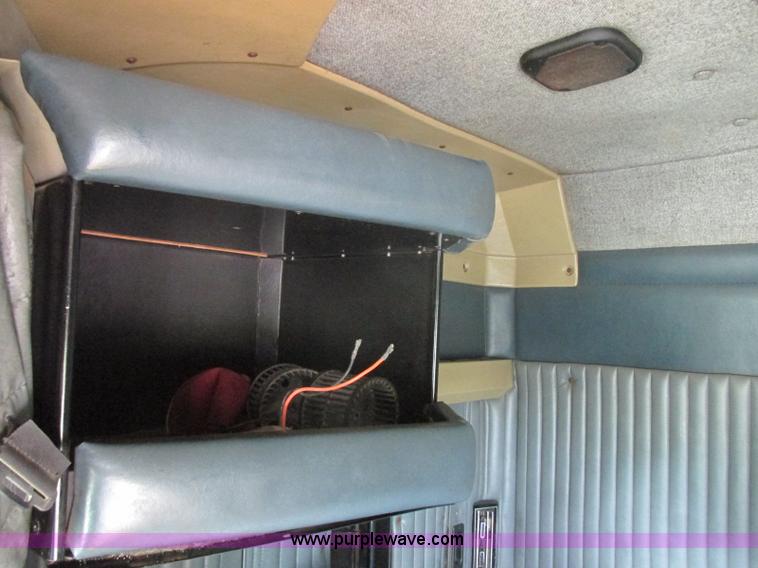 image for item J7829 1999 Kenworth T800B semi truck