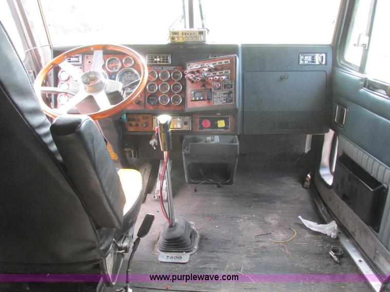 image for item J7829 1999 Kenworth T800B semi truck
