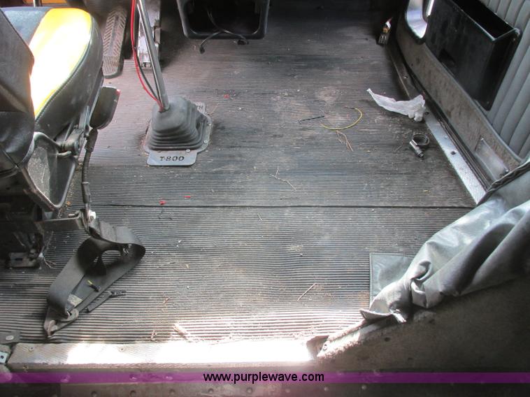 image for item J7829 1999 Kenworth T800B semi truck