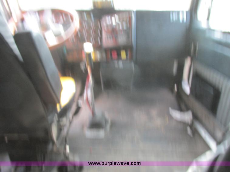 image for item J7829 1999 Kenworth T800B semi truck