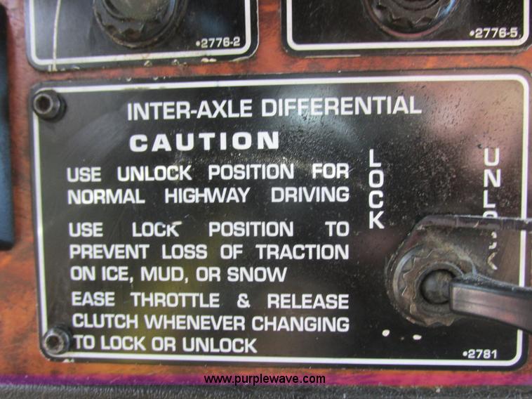 image for item J7829 1999 Kenworth T800B semi truck