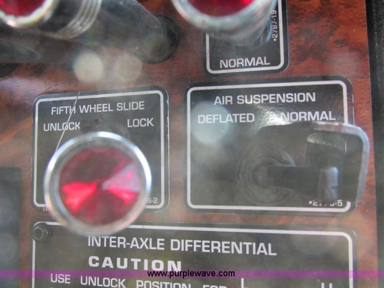 image for item J7829 1999 Kenworth T800B semi truck