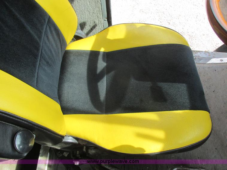 image for item J7829 1999 Kenworth T800B semi truck