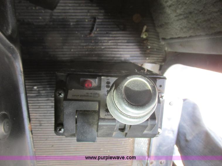 image for item J7829 1999 Kenworth T800B semi truck