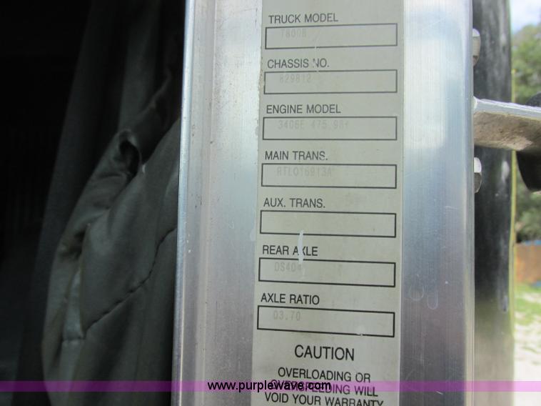 image for item J7829 1999 Kenworth T800B semi truck