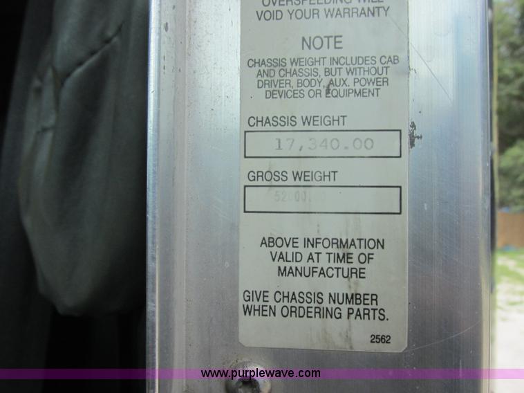 image for item J7829 1999 Kenworth T800B semi truck