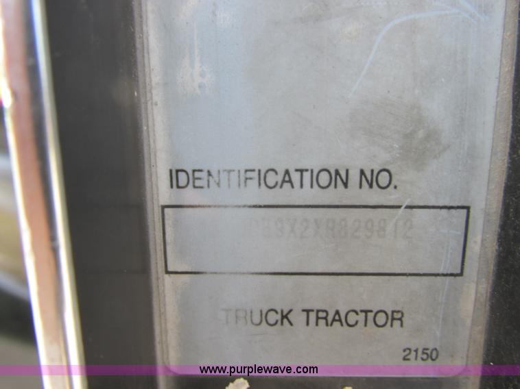 image for item J7829 1999 Kenworth T800B semi truck