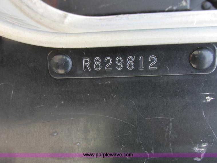 image for item J7829 1999 Kenworth T800B semi truck