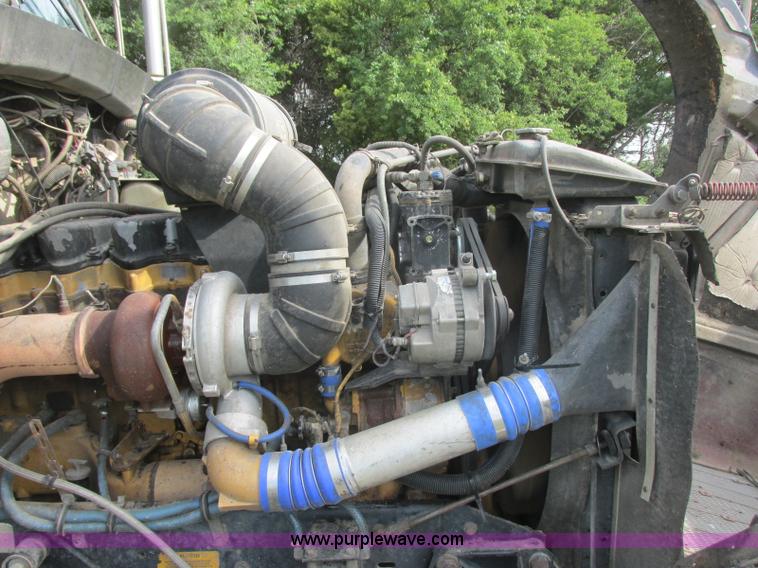 image for item J7829 1999 Kenworth T800B semi truck