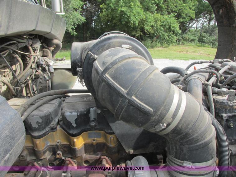 image for item J7829 1999 Kenworth T800B semi truck