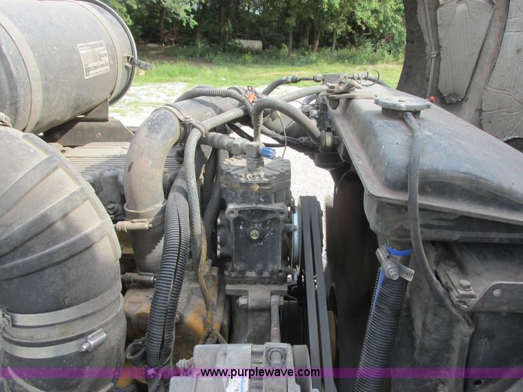 image for item J7829 1999 Kenworth T800B semi truck