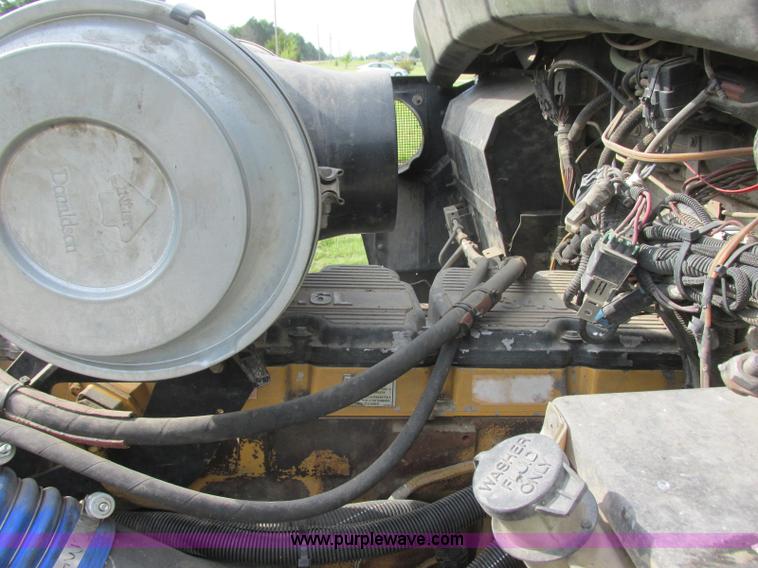 image for item J7829 1999 Kenworth T800B semi truck