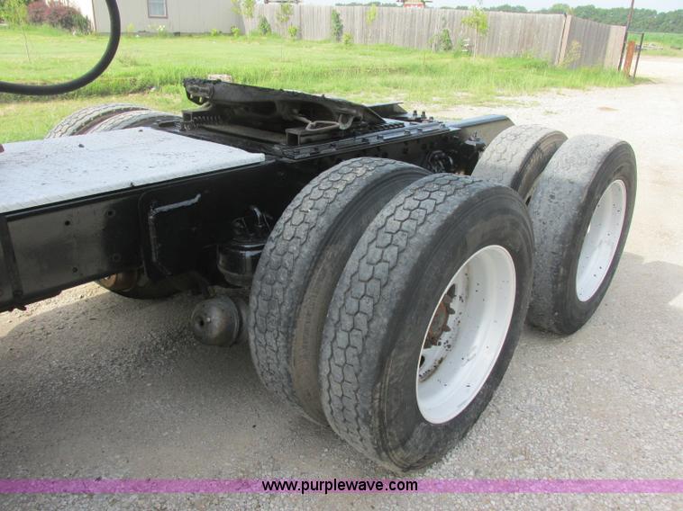 image for item J7829 1999 Kenworth T800B semi truck