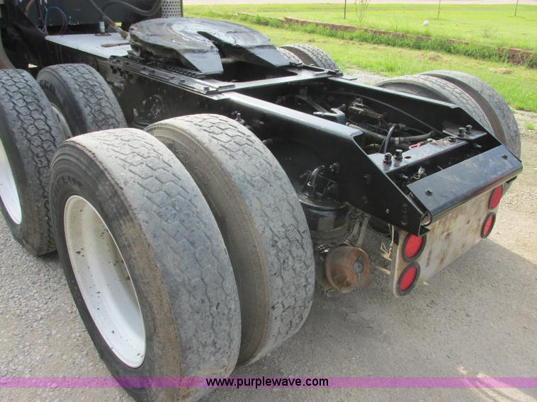 image for item J7829 1999 Kenworth T800B semi truck