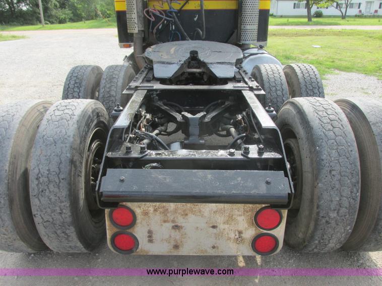 image for item J7829 1999 Kenworth T800B semi truck