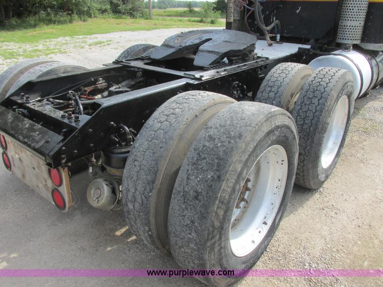 image for item J7829 1999 Kenworth T800B semi truck