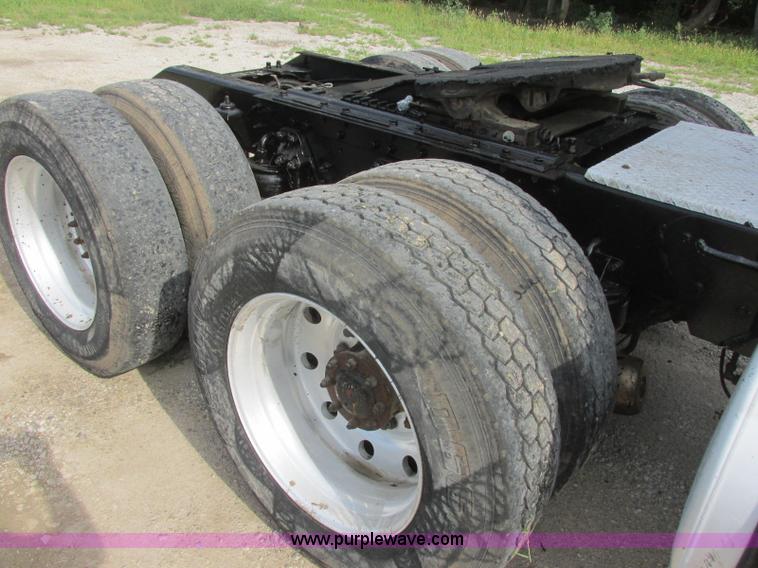 image for item J7829 1999 Kenworth T800B semi truck