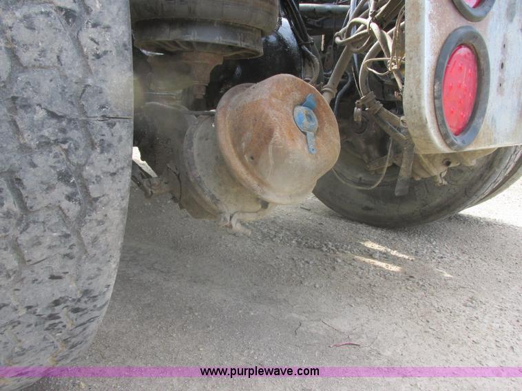 image for item J7829 1999 Kenworth T800B semi truck