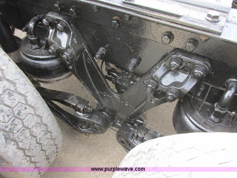 image for item J7829 1999 Kenworth T800B semi truck